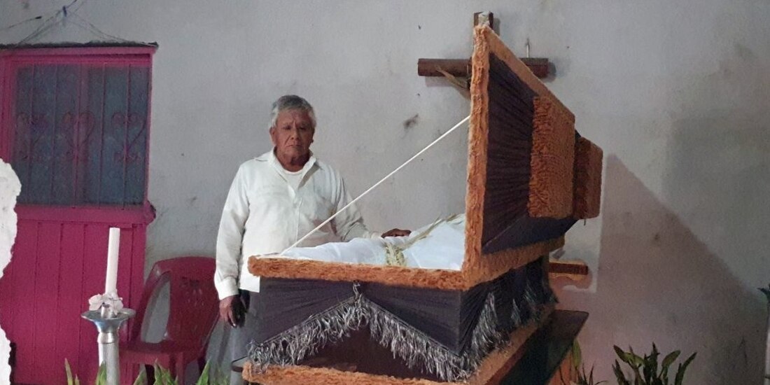 En el ataúd uno de los muertos por consumir alcohol adulterado en México.