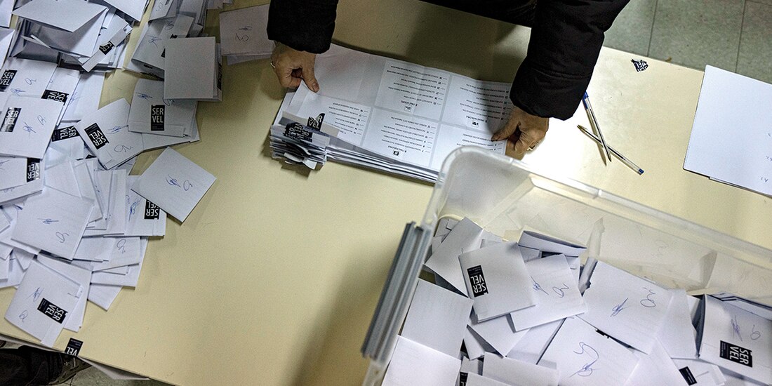 Personal electoral, durante el recuento de los votos tras la jornada de ayer en Chile.