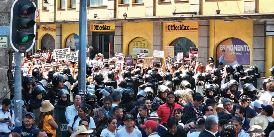 Cerco policiaco divide a antitaurinos y a seguidores de la fiesta brava, el lunes.