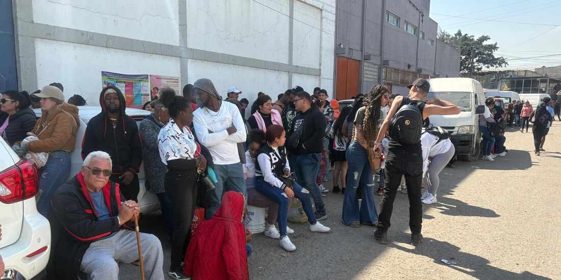 Migrantes haciendo fila en las oficinas de la Comar, en Naucalpan, ayer.