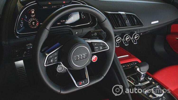 Su volante tiene dos mandos satélite.