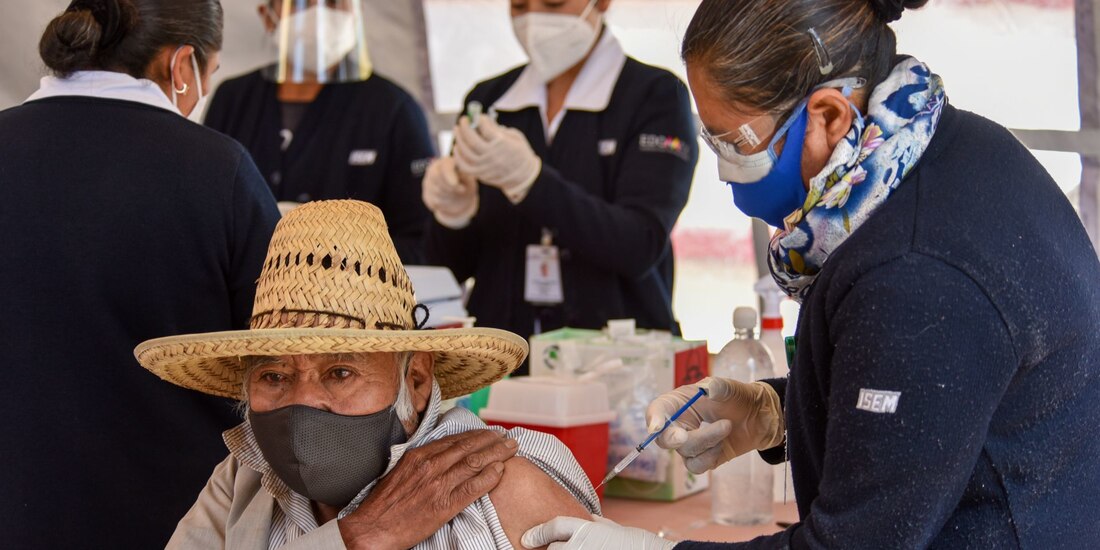 Vacunan a una persona proveniente de la zona indígena de Temoaya, en el Estado de México