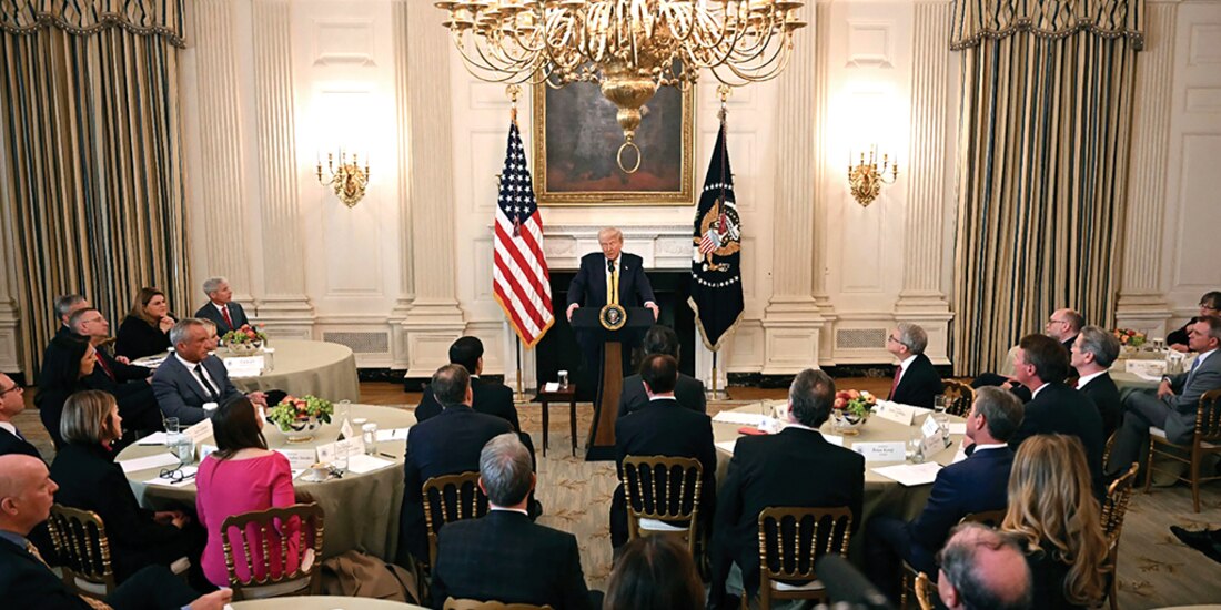 El presidente Donald Trump, ayer en una reunión de trabajo con gobernadores.