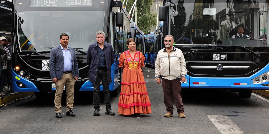 Al centro, Clara Brugada durante el inicio de operaciones de las nuevas líneas del Trolebús.