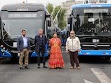 Al centro, Clara Brugada durante el inicio de operaciones de las nuevas líneas del Trolebús.