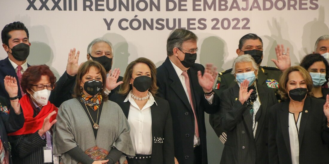 El canciller Ebrard (centro), ayer, con embajadores y cónsules.