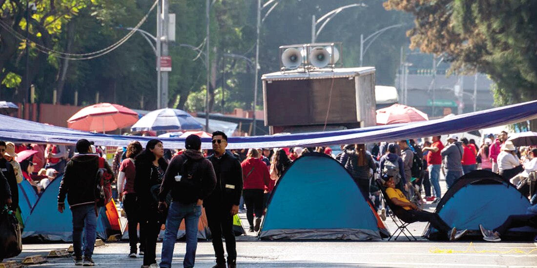Plantón de la CNTE en las inmediaciones de la Cámara de Diputados, ayer.