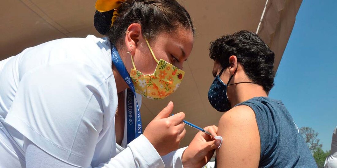 Durante abril se llevarán a cabo jornadas masivas para aplicar la vacuna de refuerzo contra Covid-19.