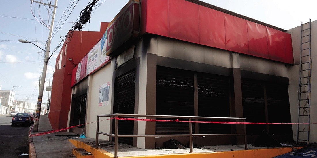 La cadena Oxxo fue una de las más afectadas en los hechos del domingo.