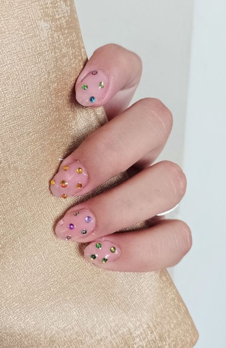 Las piedritas sobre una base nude son ideales para lucir elegante y divertida en abril.