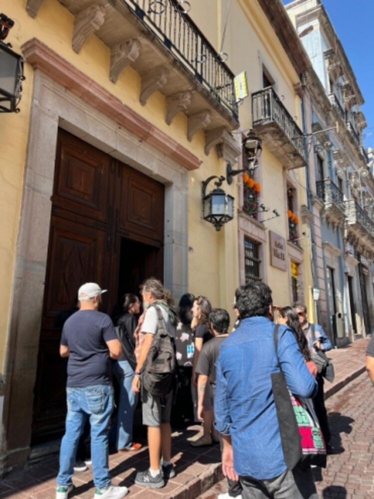 Reporteros acreditados, hoy por la mañana en la entrada de la sala de prensa del Cervantino