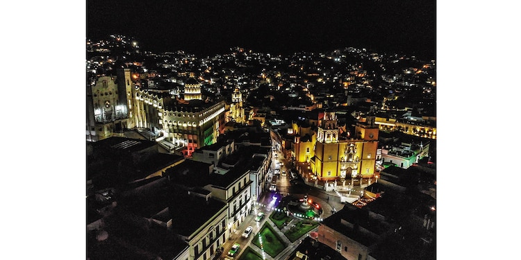 La urbe ofrece también
hermosas postales de noche.