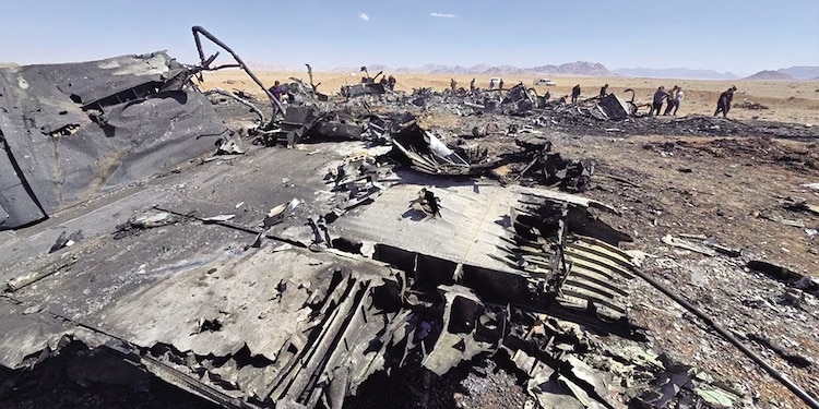 Restos de un avión de EU en Irán, el 5 de abril.