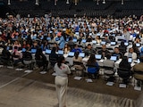 Decenas de aspirantes hacen su prueba, ayer, en el Palacio de los Deportes.