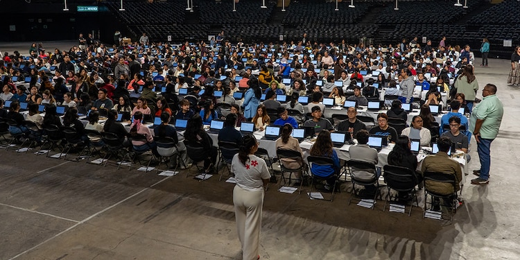 Decenas de aspirantes hacen su prueba, ayer, en el Palacio de los Deportes.