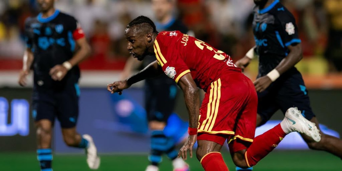 Julián Quiñones marcó un gran tanto de cabeza en el juego entre Al-Qadsiah y Al-Hilal.