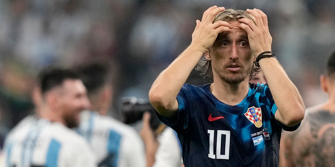 Luka Modric se lamenta tras la eliminación de Croacia del certamen.