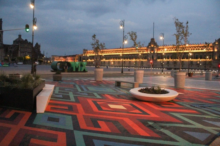 Se incorpora mobiliario urbano, racks de bicicletas y se incorpora vegetación.