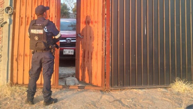 Autoridades del Edomex localizaron la camioneta en la que los asaltantes intentaron despojar de sus pertenencias a esta familia.