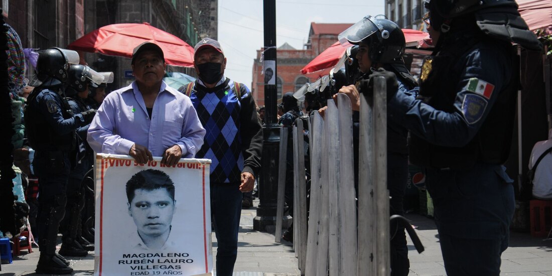 Reunión de padres de normalistas con el presidente López Obrador.