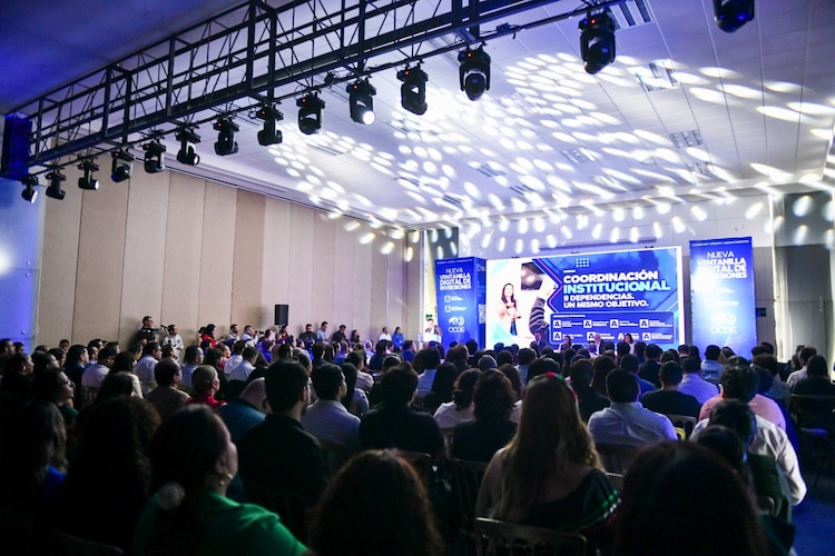 Autoridades estatales y directivos económicos durante la presentación oficial del proyecto realizada en las instalaciones del Ficotrece.