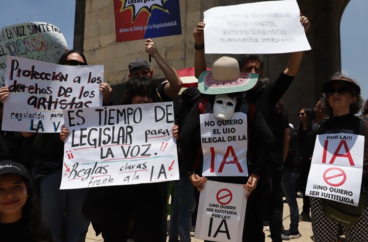 Inconformes alzan sus pancartas para exigir que se regule el uso de la IA en la industria audiovisual.