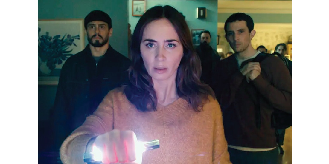 Emily Blunt encarna a la meteoróloga Margaret Fairchild en una tensa secuencia de suspenso.
