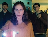 Emily Blunt encarna a la meteoróloga Margaret Fairchild en una tensa secuencia de suspenso.