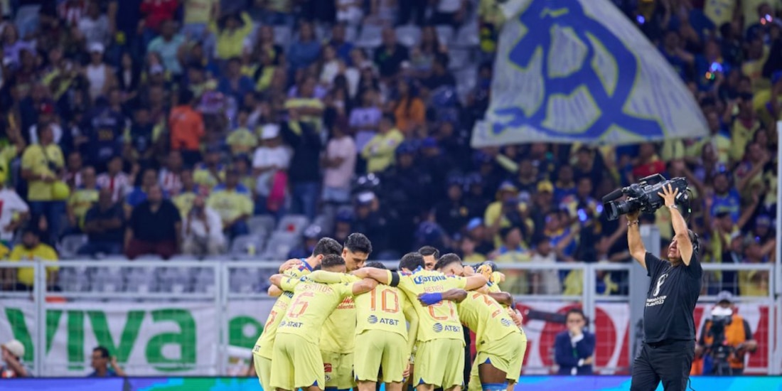 Futbolistas del América previo a un partido de Liga MX en el Estadio Azteca.
