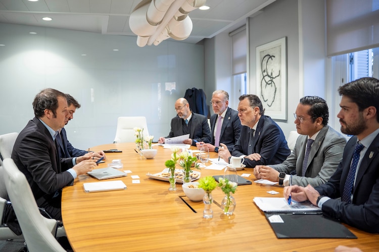 Autoridades estatales y directivos españoles exploran el desarrollo de proveeduría local en la región.