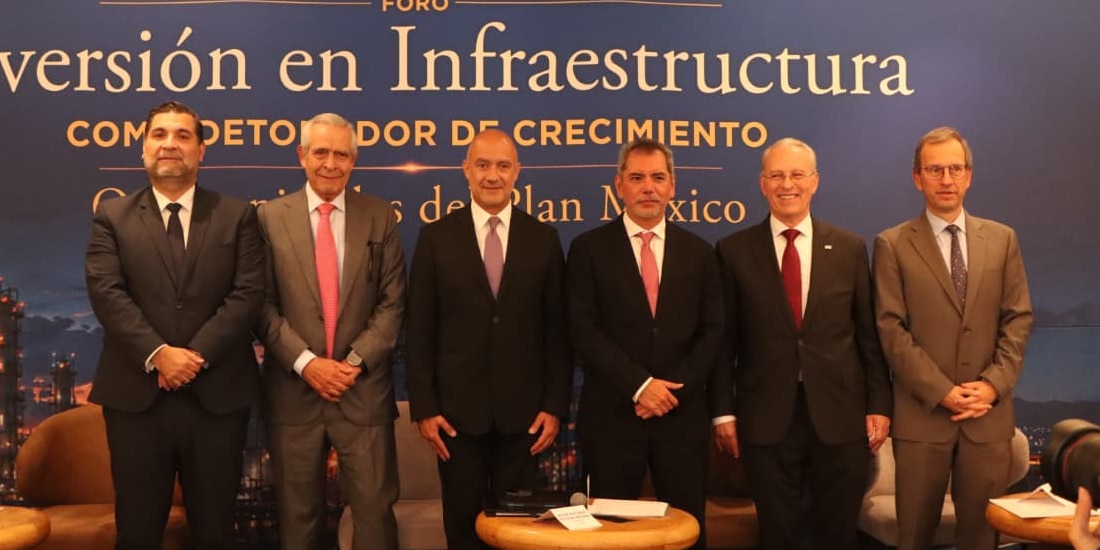 El Secretario de Hacienda flanqueado José Medina y Jesús Esteva, ayer en Polanco.