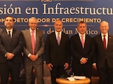 El Secretario de Hacienda flanqueado José Medina y Jesús Esteva, ayer en Polanco.