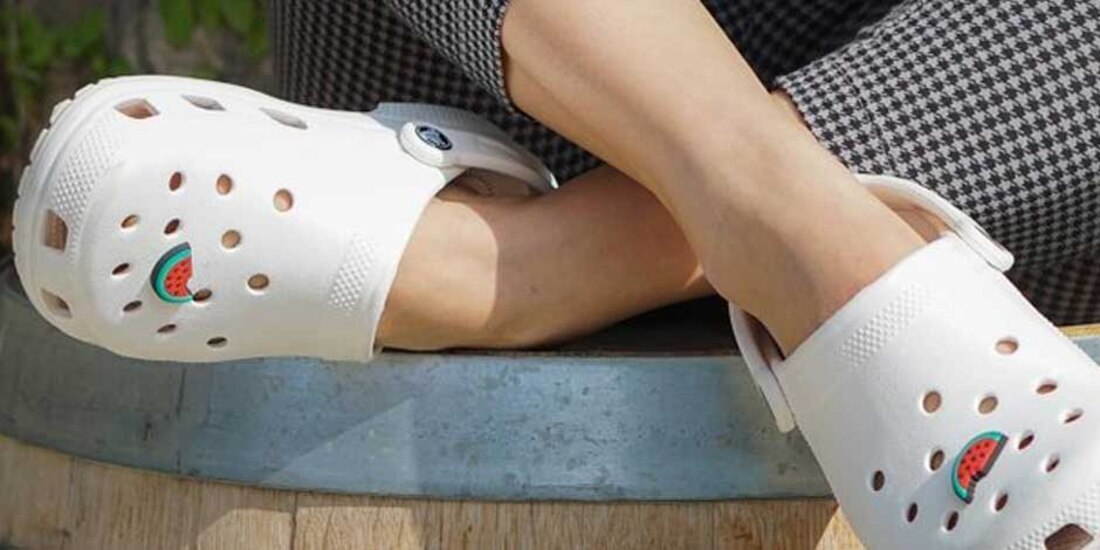 Crocs presenta demanda contra Walmart por copiar su popular diseño