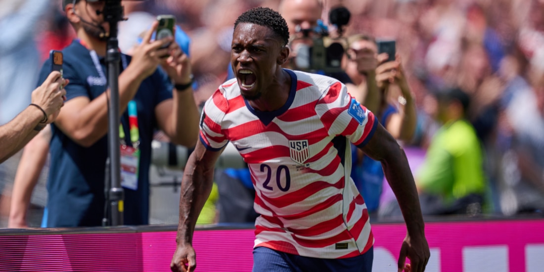 Folarin Balogun celebrando el primer gol de Estados Unidos.