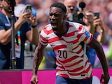 Folarin Balogun celebrando el primer gol de Estados Unidos.