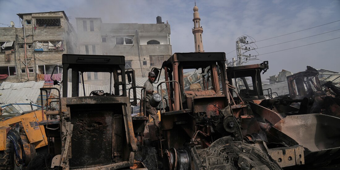 Palestinos examinan los restos de excavadoras alcanzadas por un ataque aéreo del ejército israelí en Jabaliya, al norte de la Franja de Gaza, el martes 22 de abril de 2025.