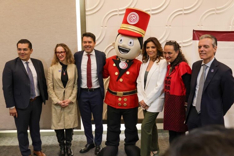 La coordinadora general de la COMAR, Xadeni Méndez Márquez, reconoce el billete como un acto de gratitud hacia las personas que encontraron protección en México.