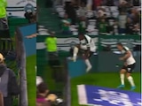 Futbolista brasileño cae a un túnel tras saltarse la valla.