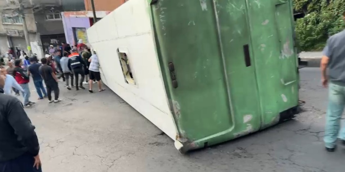 Un camión se quedó sin frenos y se volcó; hay varias personas con lesiones.