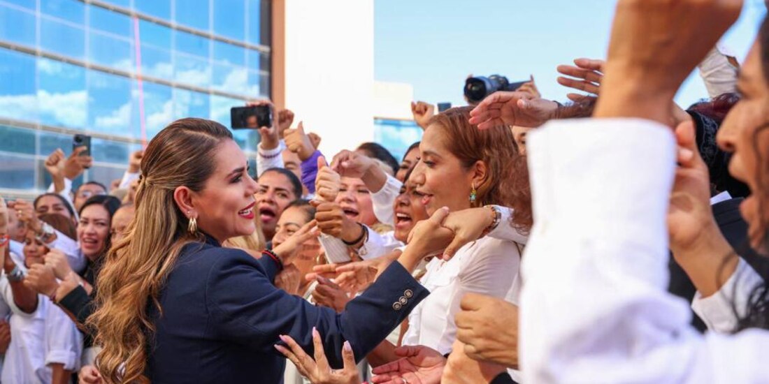 En ceremonia cívica, trabajadores manifiestan apoyo a la gobernadora de Guerrero.
