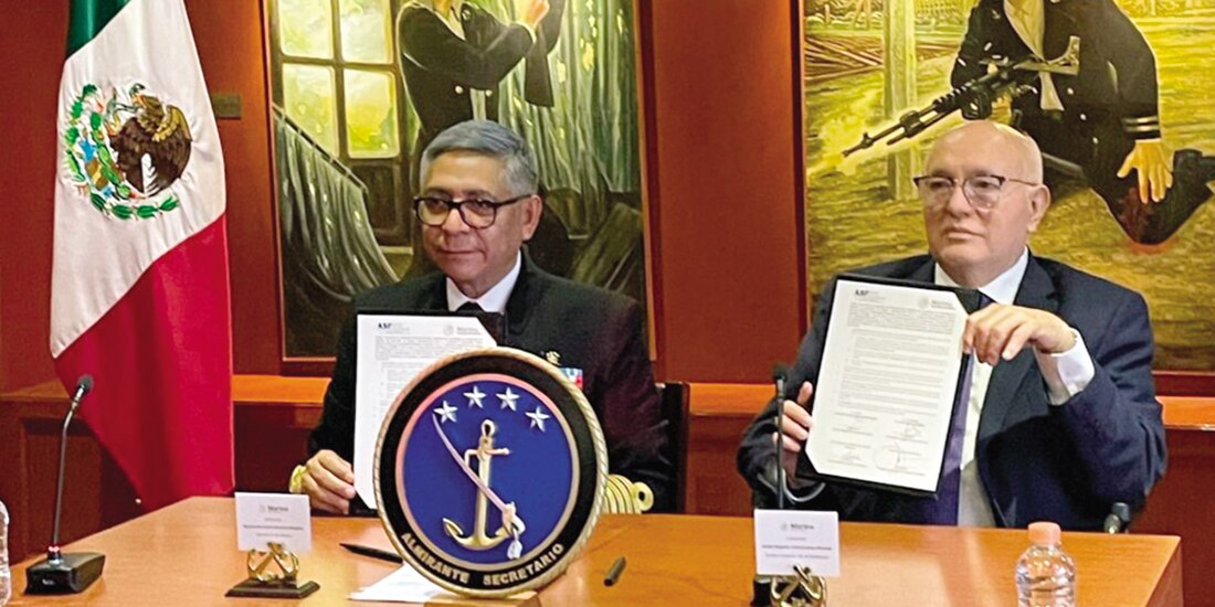 Los titulares de la Semar, Raymundo Pedro Morales, y de la ASF, David Colmenares, ayer, al firmar el acuerdo.