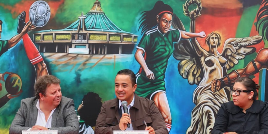 Janecarlo pinta el mural futbolero más grande del mundo.