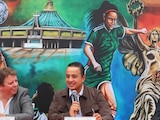 Janecarlo pinta el mural futbolero más grande del mundo.
