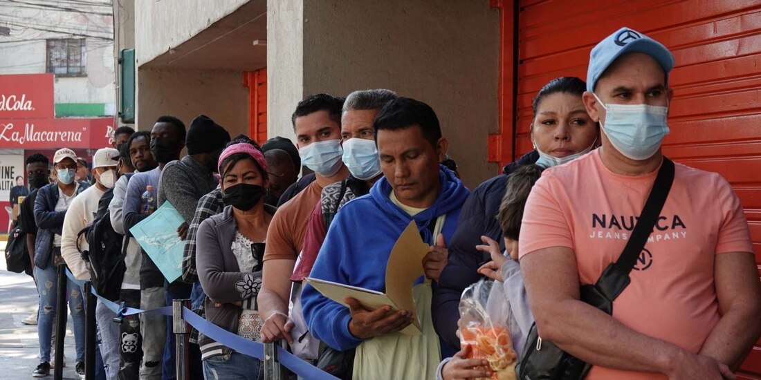 Migrantes esperan para ingresar a las oficinas de la Comar en Iztapalapa, ayer.