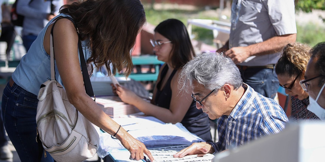 En la imagen de archivo, ciudadanos de Coahuila participan en una jornada electoral