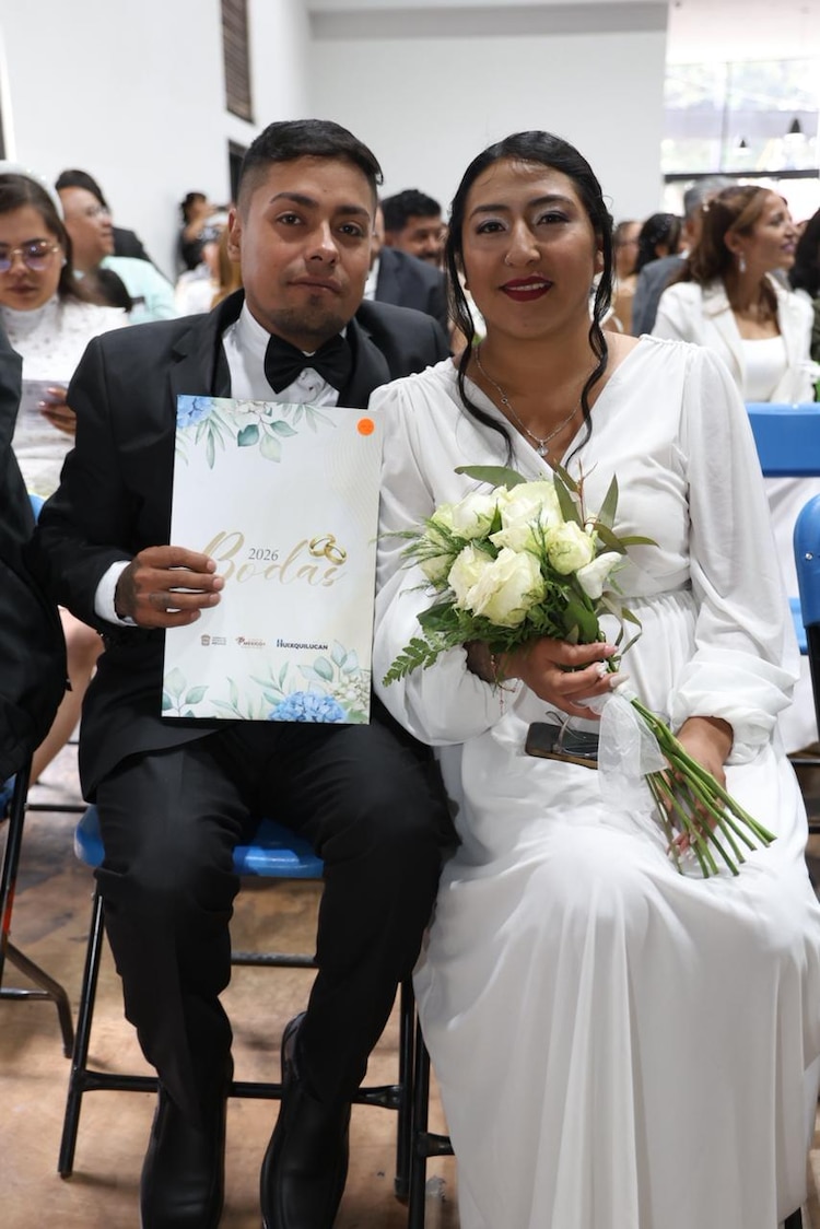 Parejas de Huixquilucan reciben sus actas de matrimonio civil de manos de las autoridades municipales en el Auditorio de El Plan.
