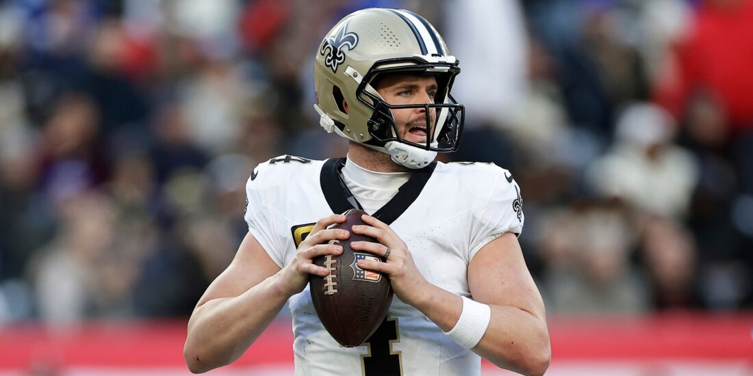 Derek Carr, mariscal de campo de los Saints, se retira de la NFL