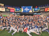 Integrantes de los Dodgers celebran tras su coronación en el Yankee Stadium.