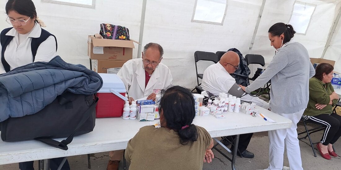 Personal médico del Estado de México durante la jornada de salud instalada ayer en Chalco.