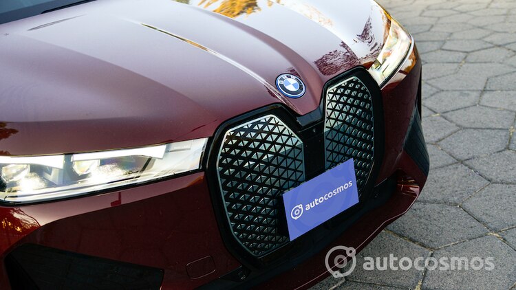 El logo de la marca resalta en la parrilla del vehículo.